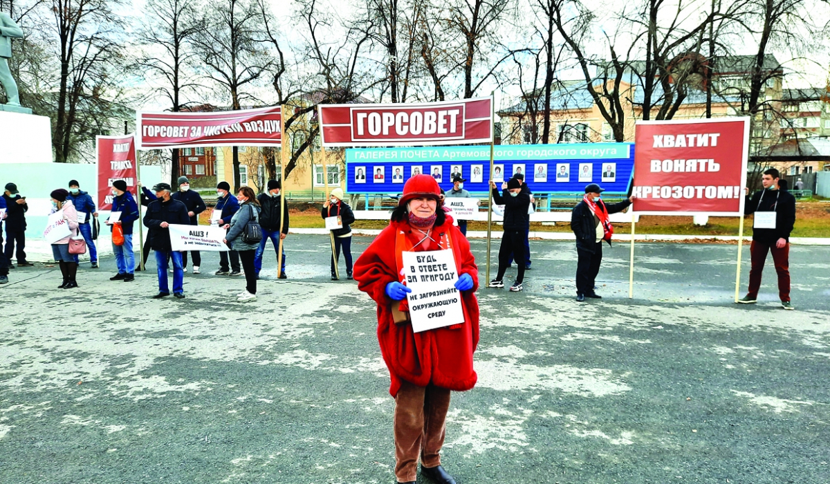 Артемовские пикетчики: “Шпалопропиточный завод, береги природу - мать вашу”