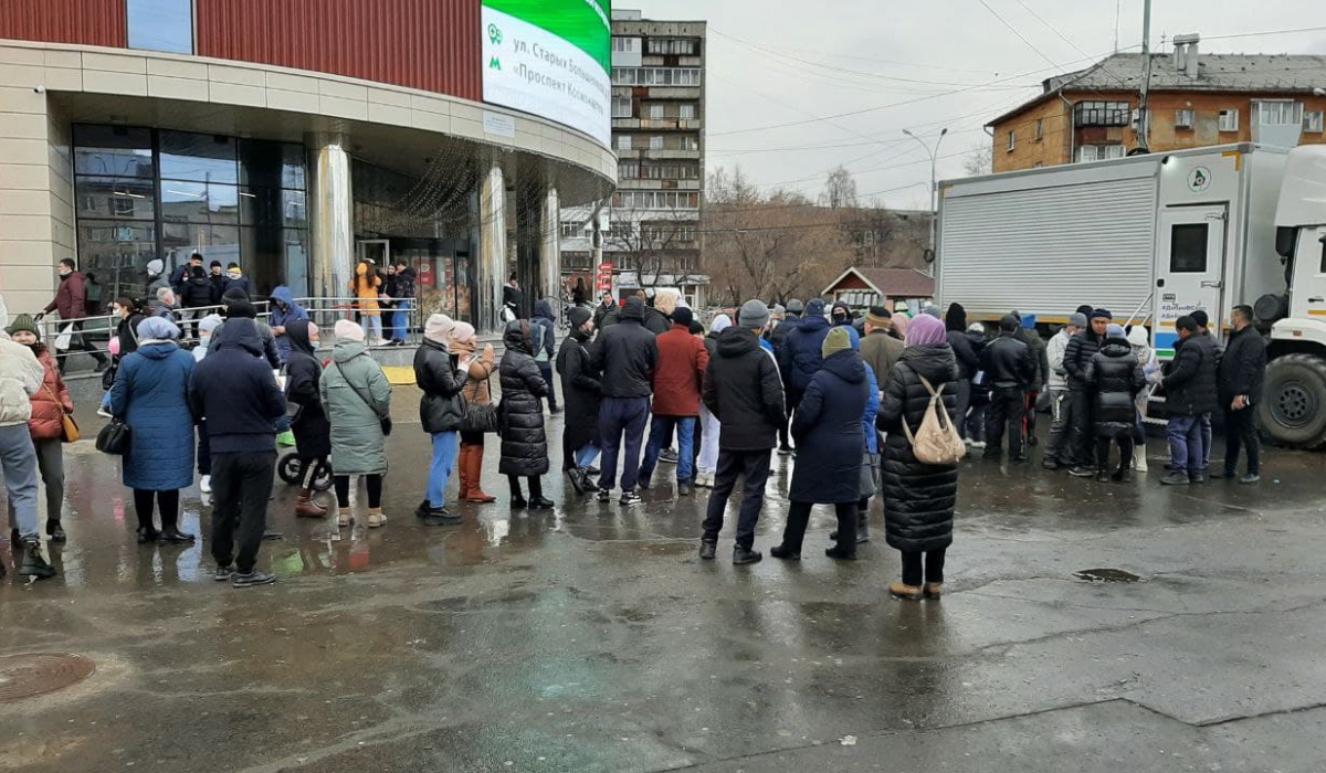 В Екатеринбурге 31 октября - очереди к пунктам, где ставят прививки от коронавируса 