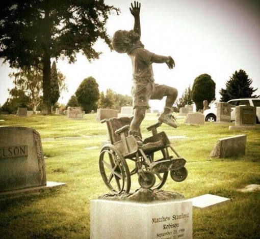 Отец установил надгробие скончавшемуся сыну, парализованному с детства, где тот встает с инвалидной коляски и тянется к небу. 