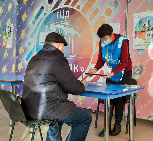 Контроллер переписного участка в ГЦД “Горняк” Ирина Данылюк принимает QR-код от ответственного гражданина Артемовского, который самостоятельно прошел перепись.