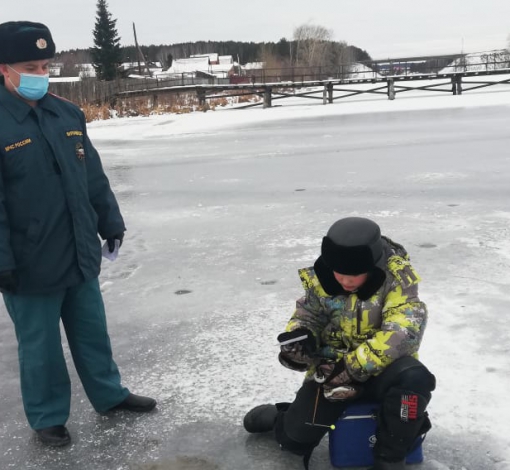 Сотрудник 59 ПСЧ разъясняет юному рыбаку меры безопасности на водоеме