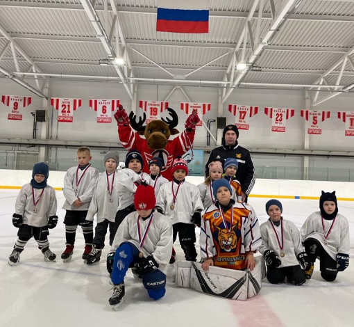 Символ ХК “Автомобилист” наградил маленьких хоккеистов медалями. Тренер Николай Калистратов всегда рядом со своими спортсменами. 