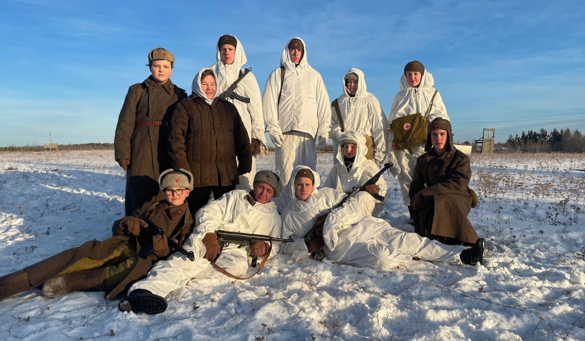 Шили поршни, играли в &quot;килу&quot;, обучались зимней тактике. В Артемовском прошли занятия Школы молодых реконструкторов