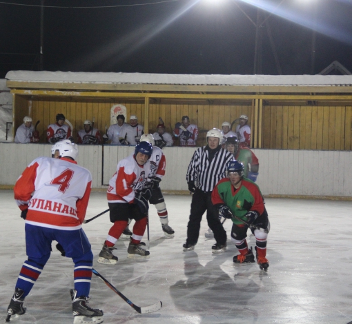 Ледовая битва ветеранских хоккейных клубов. "Шахтер"  начинает атаку.
