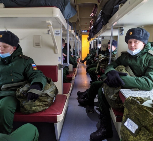  Новобранцы в плацкартном вагоне отправились со станции “Егоршино” защищать Родину.