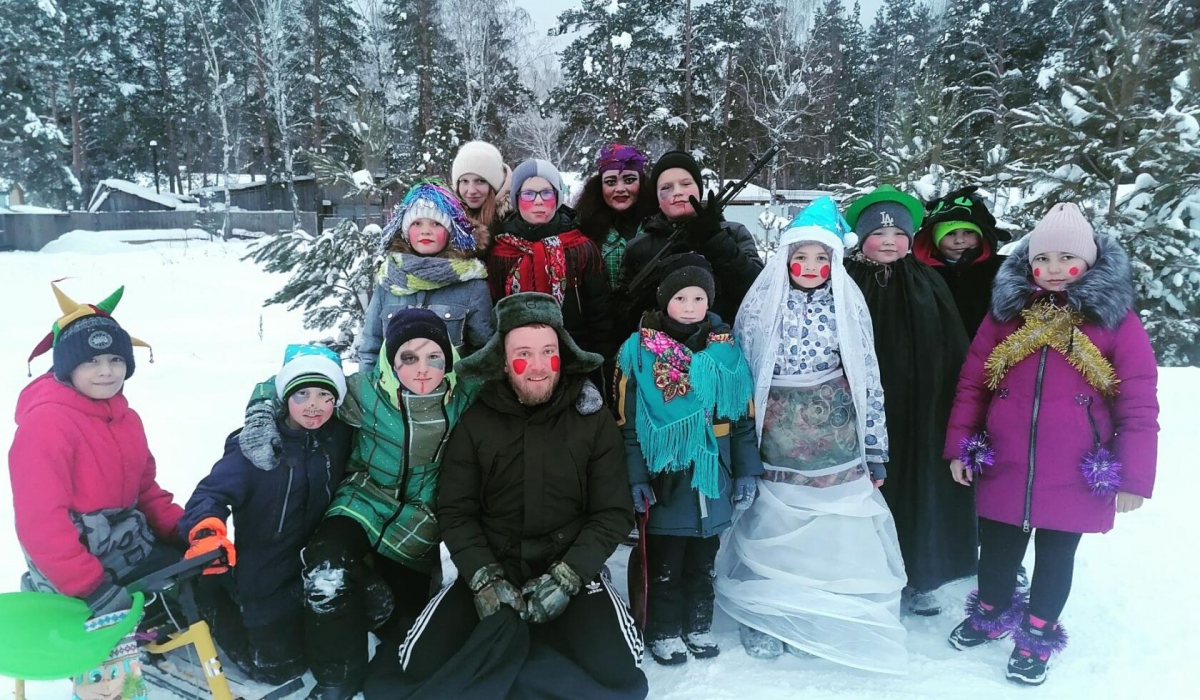 Иван и Алена вышли с детьми 7 января колядовать