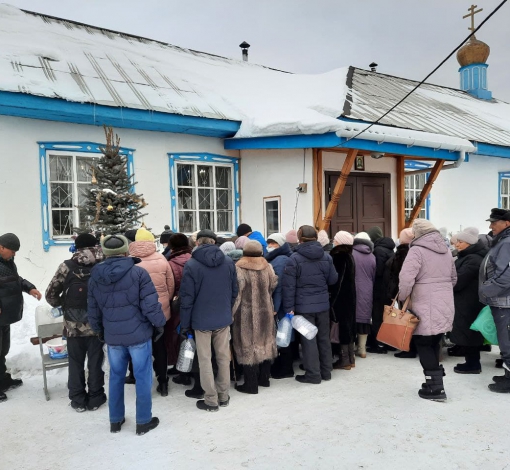 У Свято-Ильинской церкви водоносную трубу вывели на улицу.