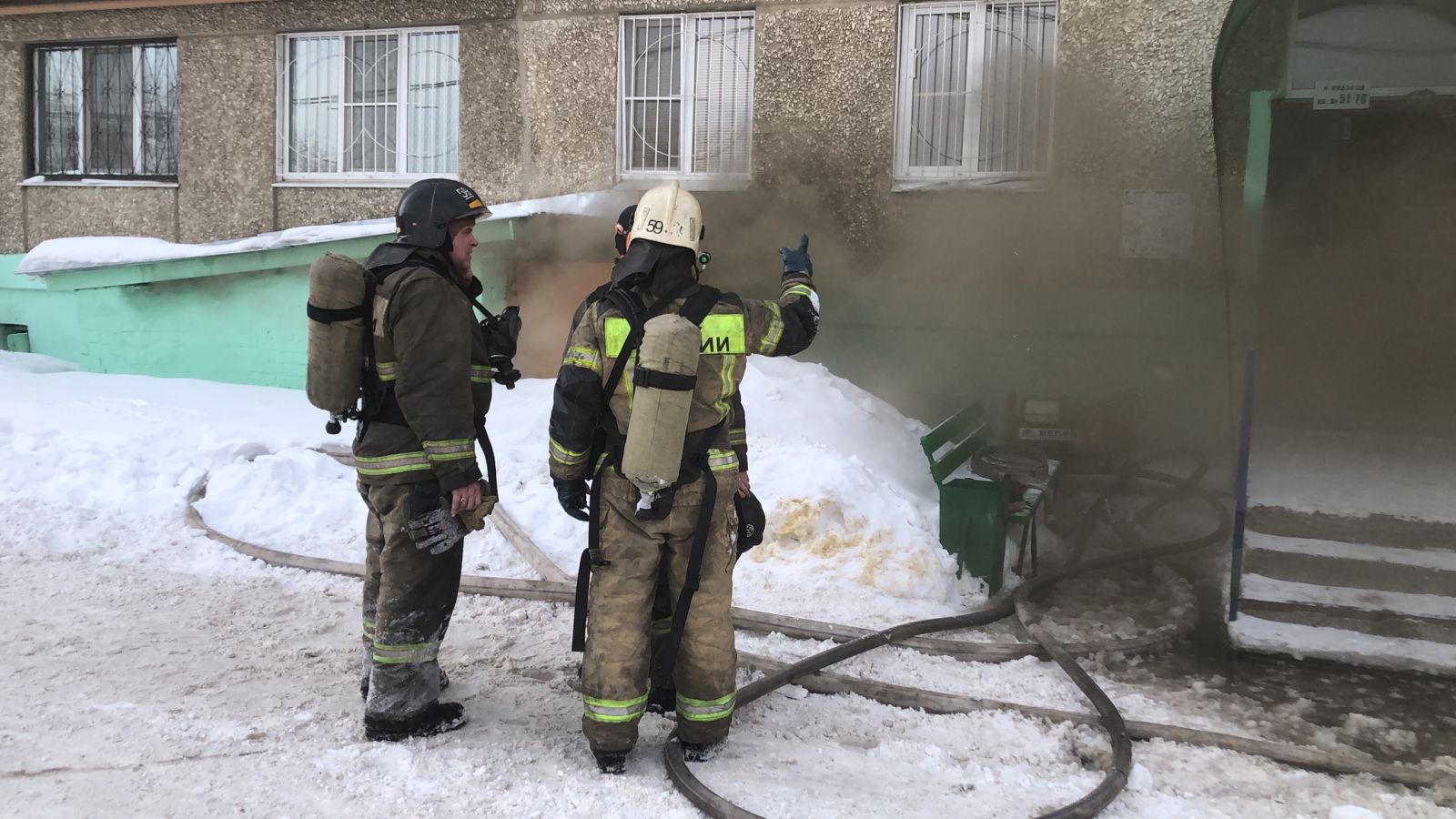 При пожаре в жилом доме Артемовского эвакуировали 19 человек