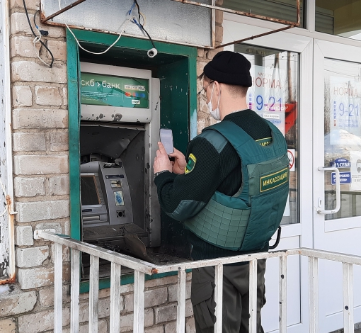 Инкассаторы осмотрели банкомат и приняли решение изъять из него денежные средства