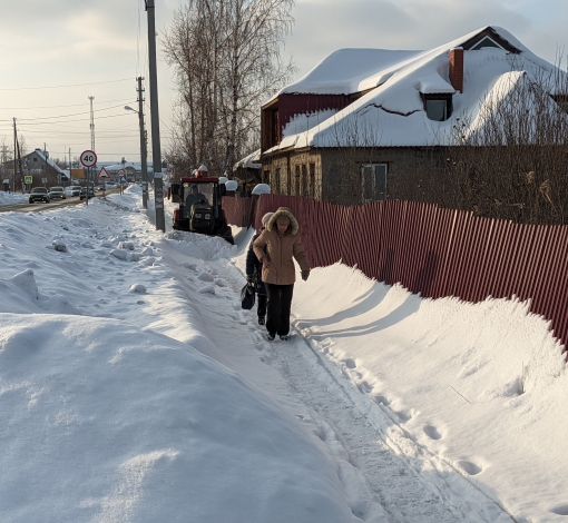 Фото: Кучи снега с человеческий рост, а то и выше на обочине Уральской, по словам представителей подрядчика, то и дело, сползающие на тротуар похоже станут “яблоком раздора” между дорожниками и организацией ответственной за тротуары. Вопрос для размышления местным депутатам: “А может причина в недостаточном финансировании обоих подрядчиков в такую снежную зиму?”