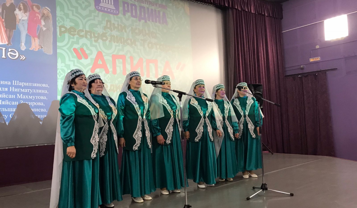 Татарский ансамбль в национальных костюмах порадовал жителей АГО красивыми песнями