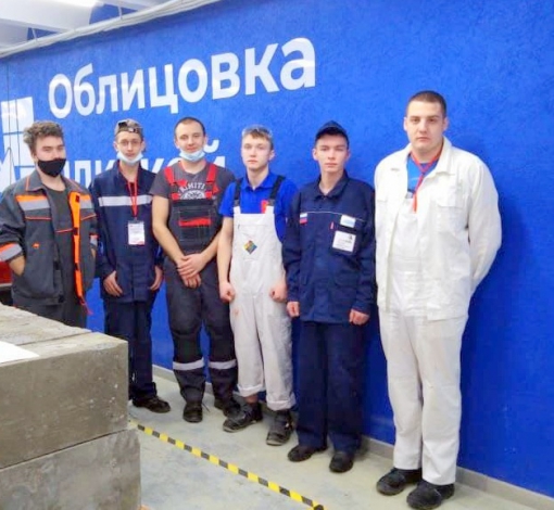 Денис Горбунов (второй слева) стал пятым в состязании плиточников.