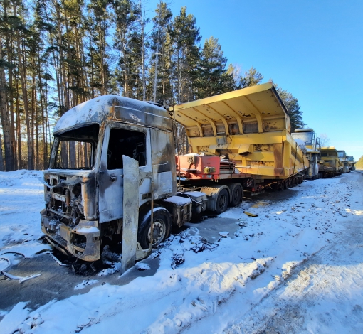 Колонна из трех большегрузов надолго встала на въезде в с.Покровское. Причина- негабаритный груз