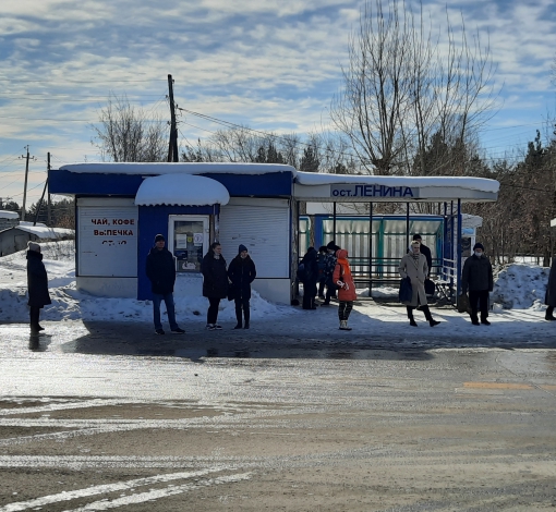 Людям приходилось долго ждать маршрутку, многие заказывали такси.