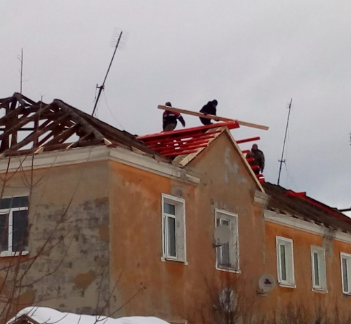 Рабочие рьяно взялись за ремонт крыши. Производят замену стропил и обрешетки