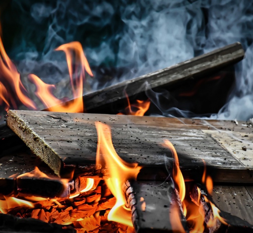 Пожары в банях случаются из-за перетопа или упавшего уголька.