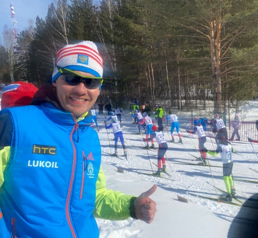 Тренер лыжной базы "Снежинка" Антон Гладких рад биатлонному празднику. Воспитанники не подкачайте
