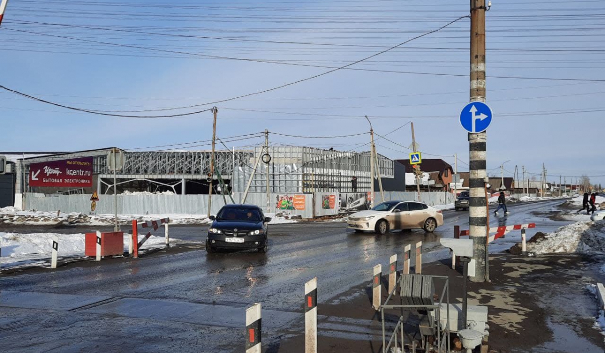 На переезде в центре Артемовского - новые знаки движения