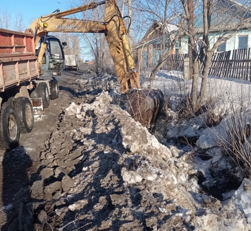 Дороги в Артемовском начали готовить к весеннему половодью, активно освобождая придорожные канавы от снега.