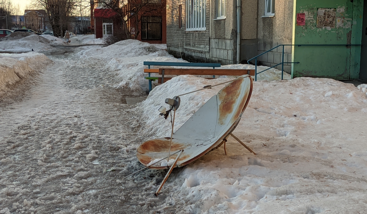 Ветер 5 апреля снес ТВ-тарелку с фасада дома №1 по ул. Садовой в Артемовском.