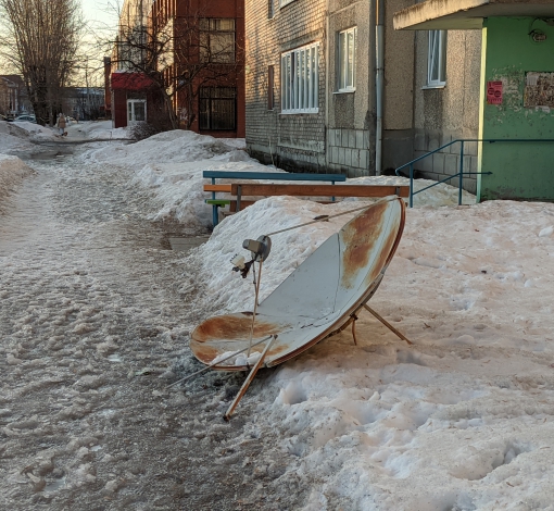 Ветер 5 апреля снес ТВ-тарелку с фасада дома №1 по ул. Садовой в Артемовском.