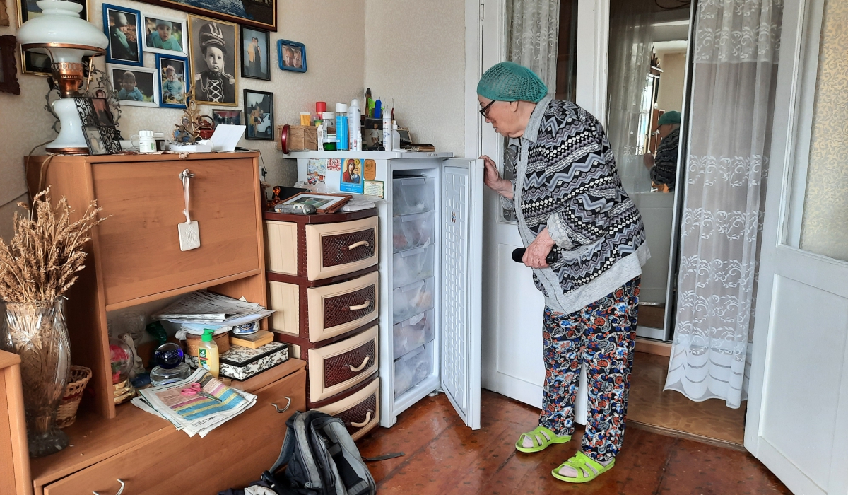  Жительница дома Мария Митрофановна очень переживала за сохранность холодильника.