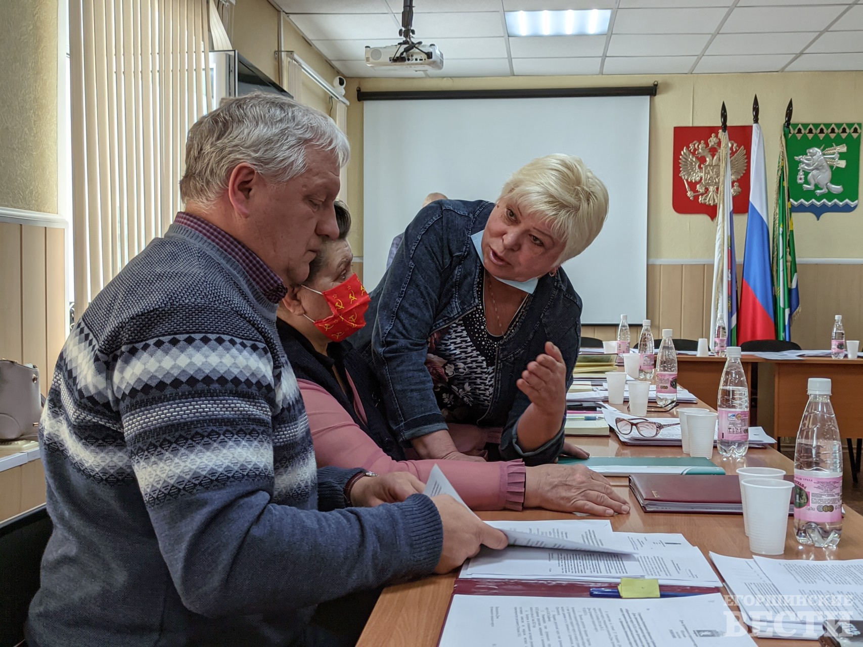Депутат Сердитов и его товарищи по компартии тоже имеют вопросы по бюджету - от имени избирателей. Фото Михаил Дудин, 