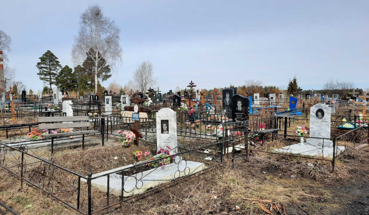 Где захоронен родственник. Могила на кладбище. Свежая могила на кладбище. Смолино Свердловская область кладбище.
