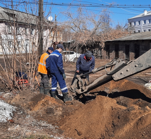 Тепловики проводят работы под контролем связистов.