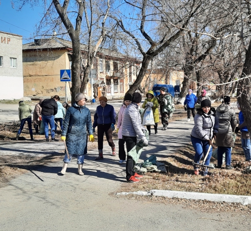 Работники управления образования всегда в рядах первых, кто встречает весну субботником.