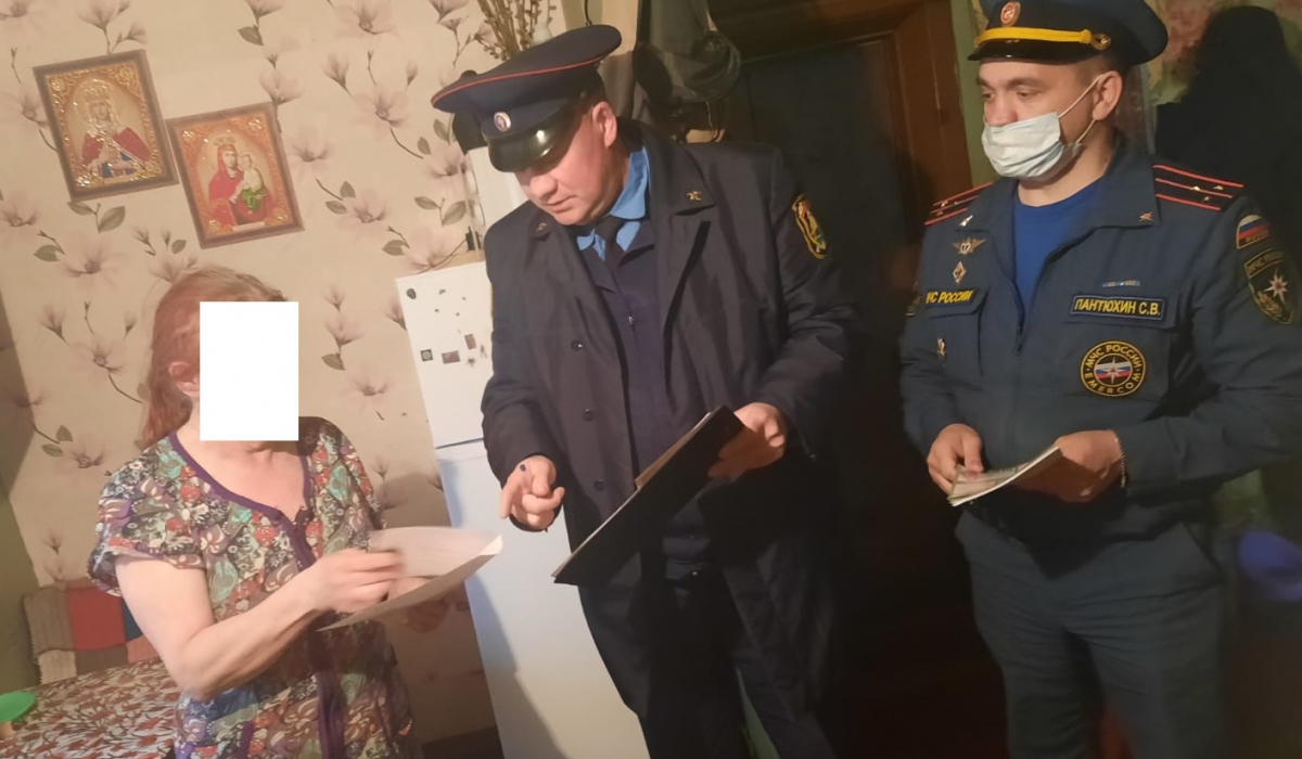Вадим Мелентьев и Сергей Пантюхин разъясняют жителям поселка меры противопожарной безопасности