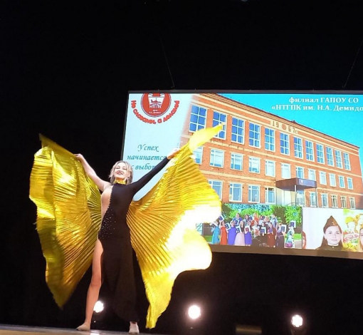 Виктория Барыгина летала по сцене бабочкой в поздравительном танце ко Дню рождения родного колледжа