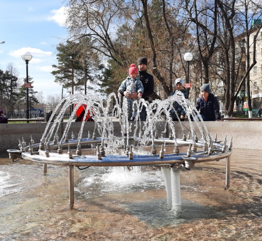 Городской фонтан во всей своей красе радует и взрослых и детей.