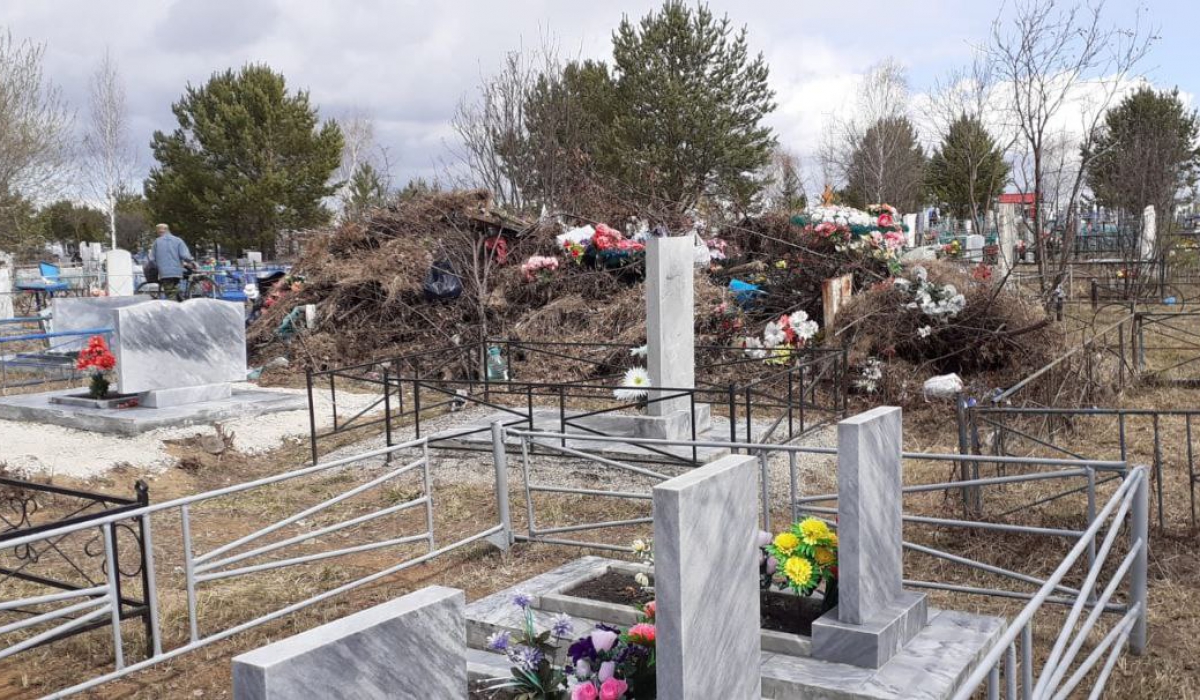Такая уборка мусора на Трифоновском кладбище возмущает настоящим свинством граждан, которые складировали свой мусор прямо на чужих могилах.