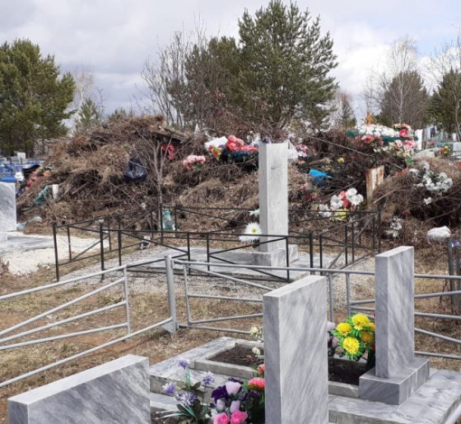 Такая уборка мусора на Трифоновском кладбище возмущает настоящим свинством граждан, которые складировали свой мусор прямо на чужих могилах.