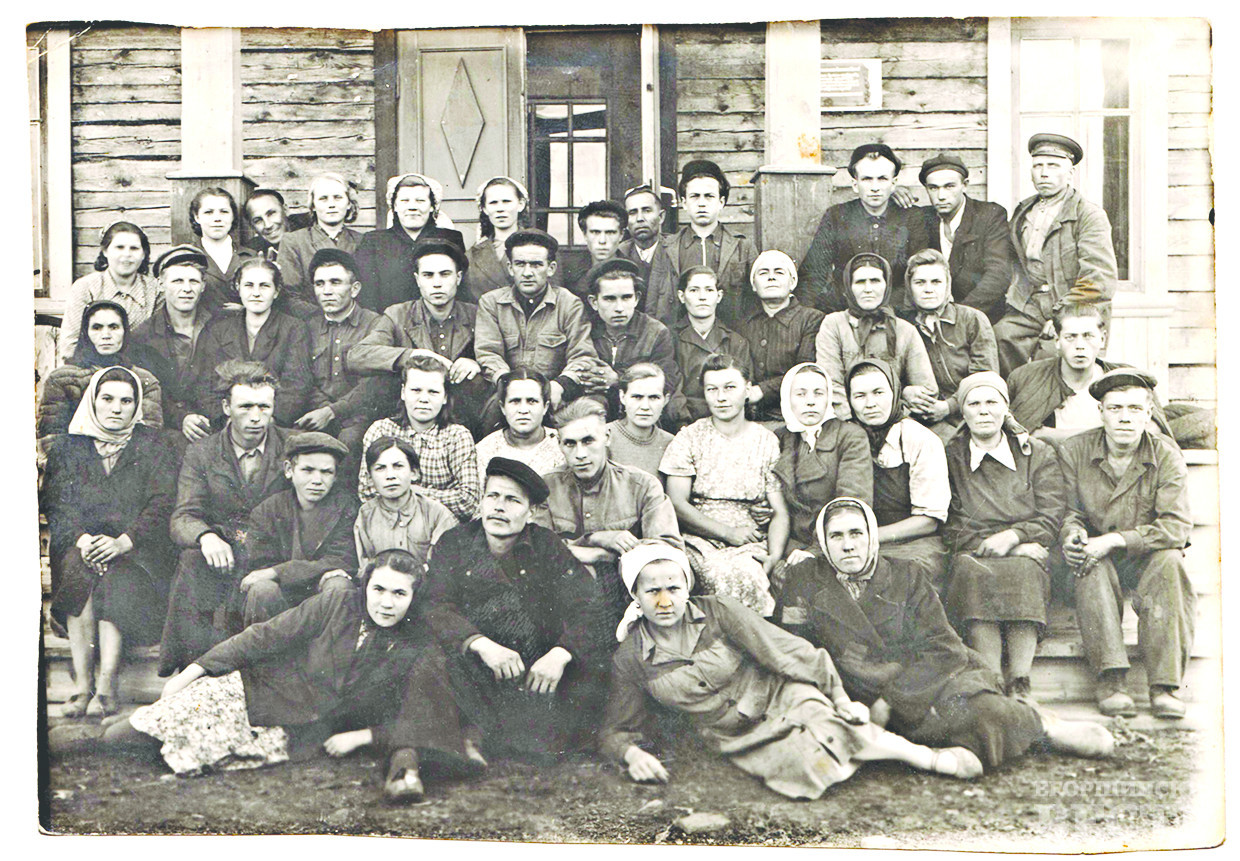 Коллектив алюминиевого цеха  артели «Вагранка» 10 сентября 1953 год сфотографировался на память. Н.К. Нехонов — пятый слева в предпоследнем ряду. Фото из семейного архива.