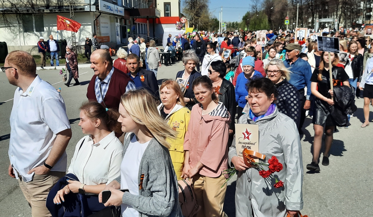 Утром 9 мая десятки сотен артемовцев шли на городскую площадь на торжественное открытие праздника.