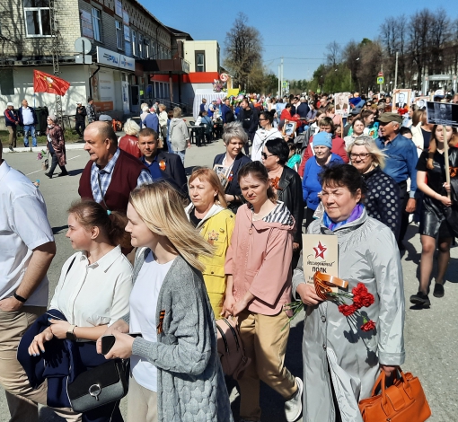 Утром 9 мая десятки сотен артемовцев шли на городскую площадь на торжественное открытие праздника.