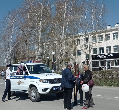 Полиция на празднике - это не только охрана. Это и помощь в трудную минуту.