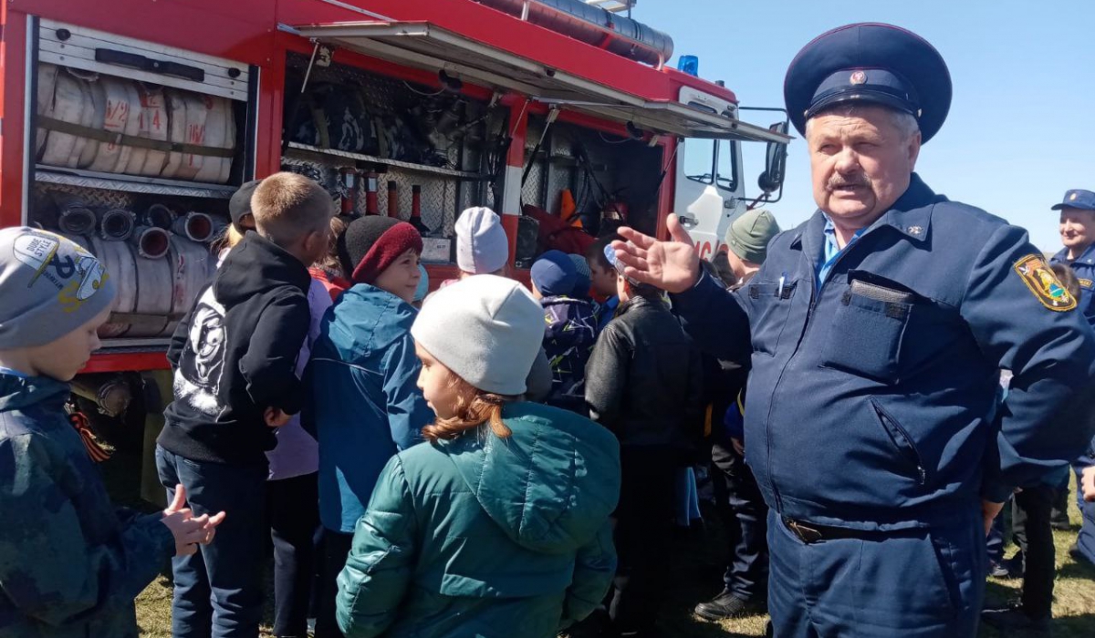 Начальник пожарной части села Лебедкино Виктор Останин показал ребятам пожарную технику