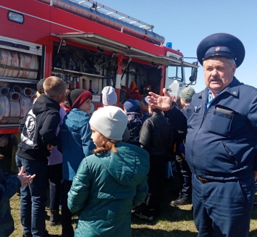 Начальник пожарной части села Лебедкино Виктор Останин показал ребятам пожарную технику
