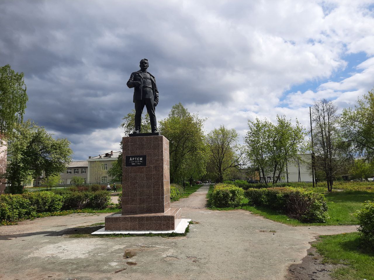 Сайбаши артемовский. Памятники Артемовский Свердловской области. Памятники Артемовский Свердловской области Егоршинским. Ачит памятник. Памятник на Комсомольской.