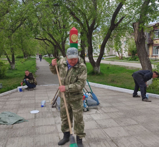 Председатель Совета погранцов Владимир Суханов помимо организационных вопросов успевает и подмогнуть "зеленым" братцам