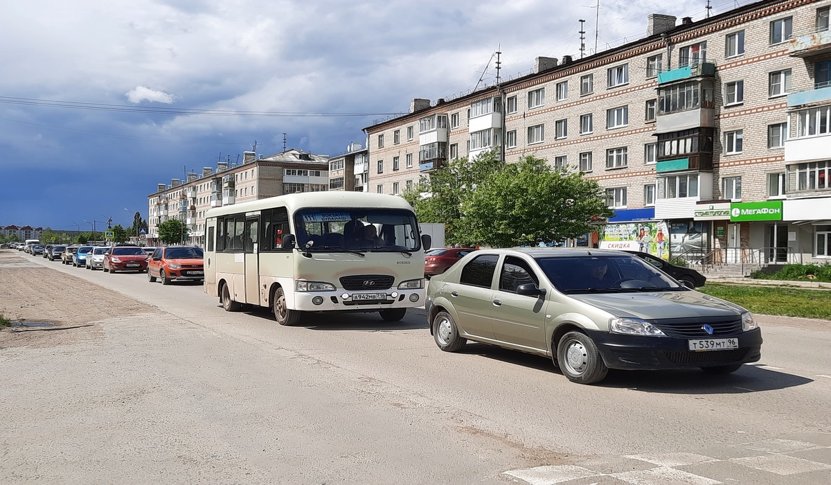 Эксперимент затормозил движение. На ж/д переезде в Артемовском транспорт  застрял в пробке