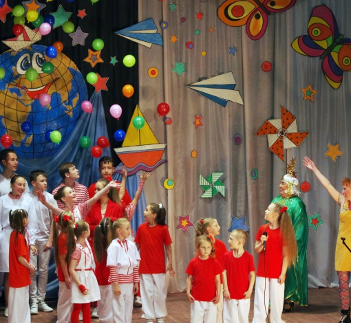 В финале Пеппи детям сделала сюрприз - с "неба" посыпались воздушные шарики