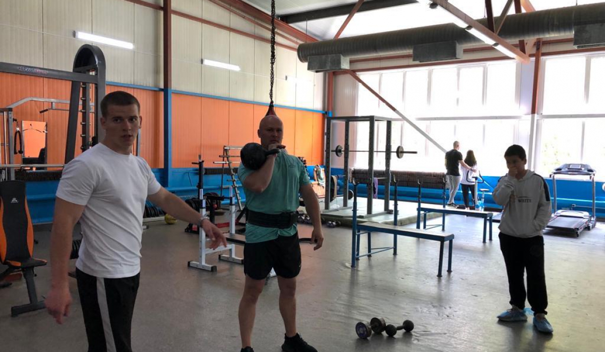 Руководитель клуба "Грин" Эдуард Фесюк выполняет упражнение - подъем гири. 