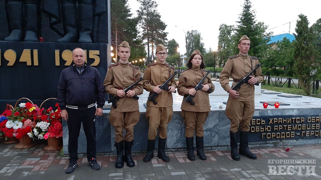 В Артемовском Вахту Памяти стояли и школьники, и ветераны