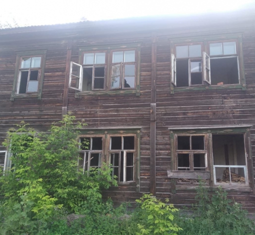 В этом самом доме без окон и дверей по Дзержинского 16, сегодня живет семья погорельцев, которой некуда податься.