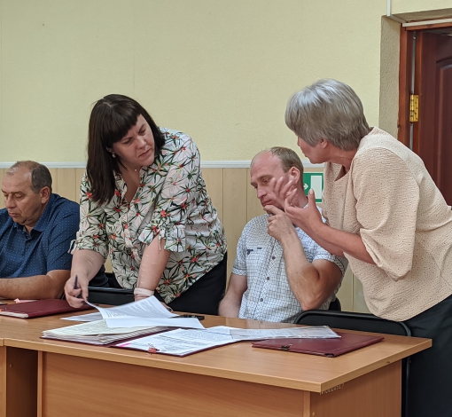 Елена Курьина депутатам Клюкиной и Вялкову приводит веские причины, почему заинтересована в своем сокращении. 