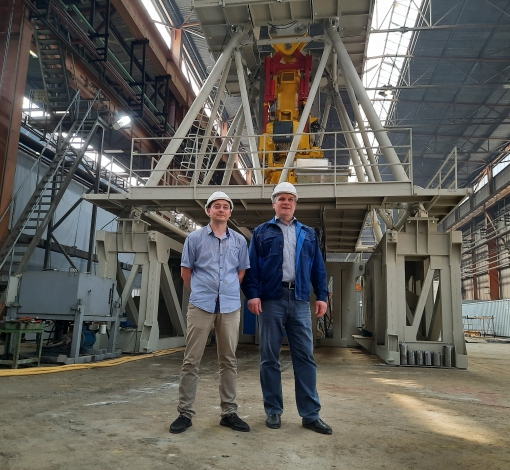  Исполнительный директор УСПК Антон Максимов (слева) и главный инженер Владимир Кульпин продемонстрировали нам ноу-хау местного производства - буровую СПК.